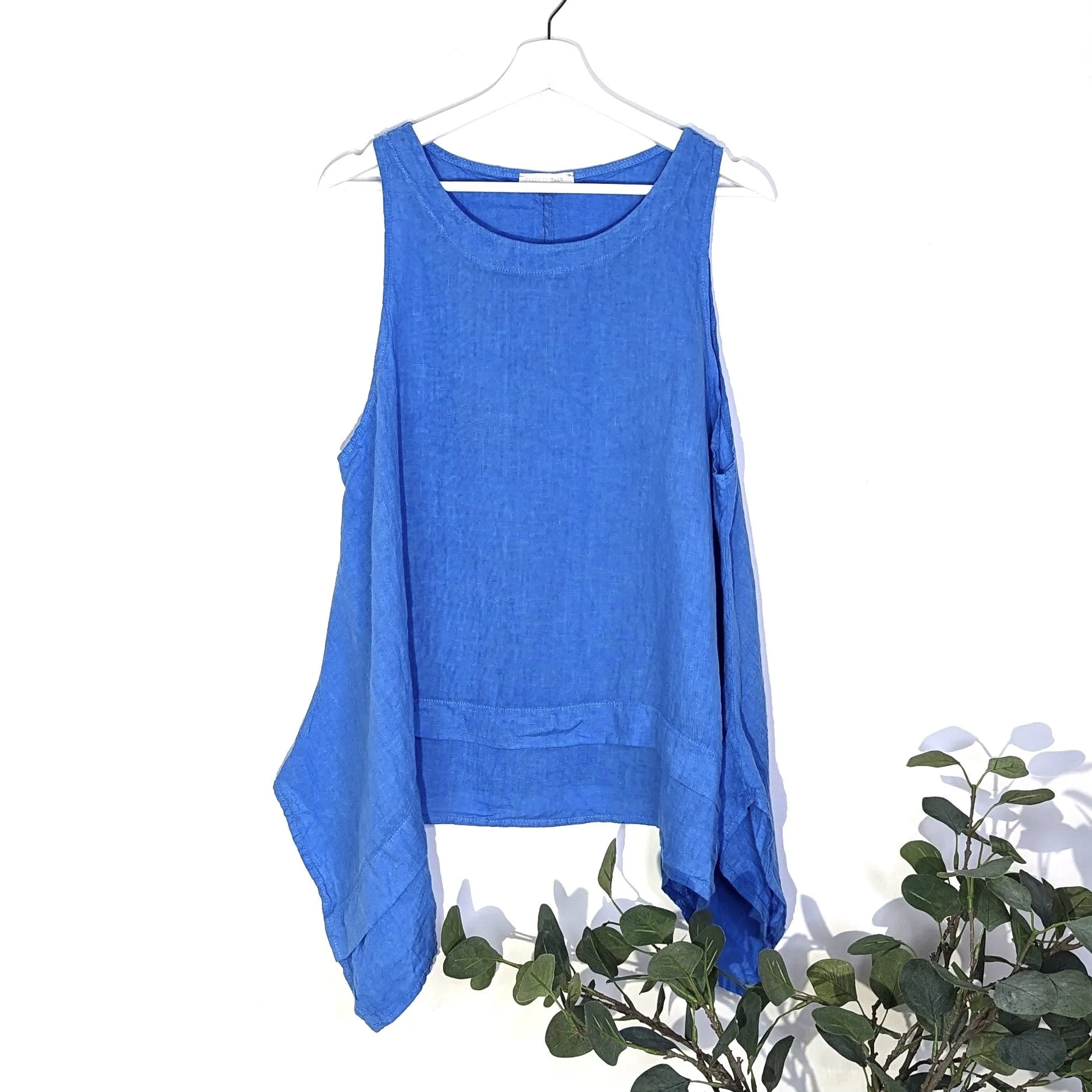 Flattering linen sleeveless trapeze top with little pocket (M-L)