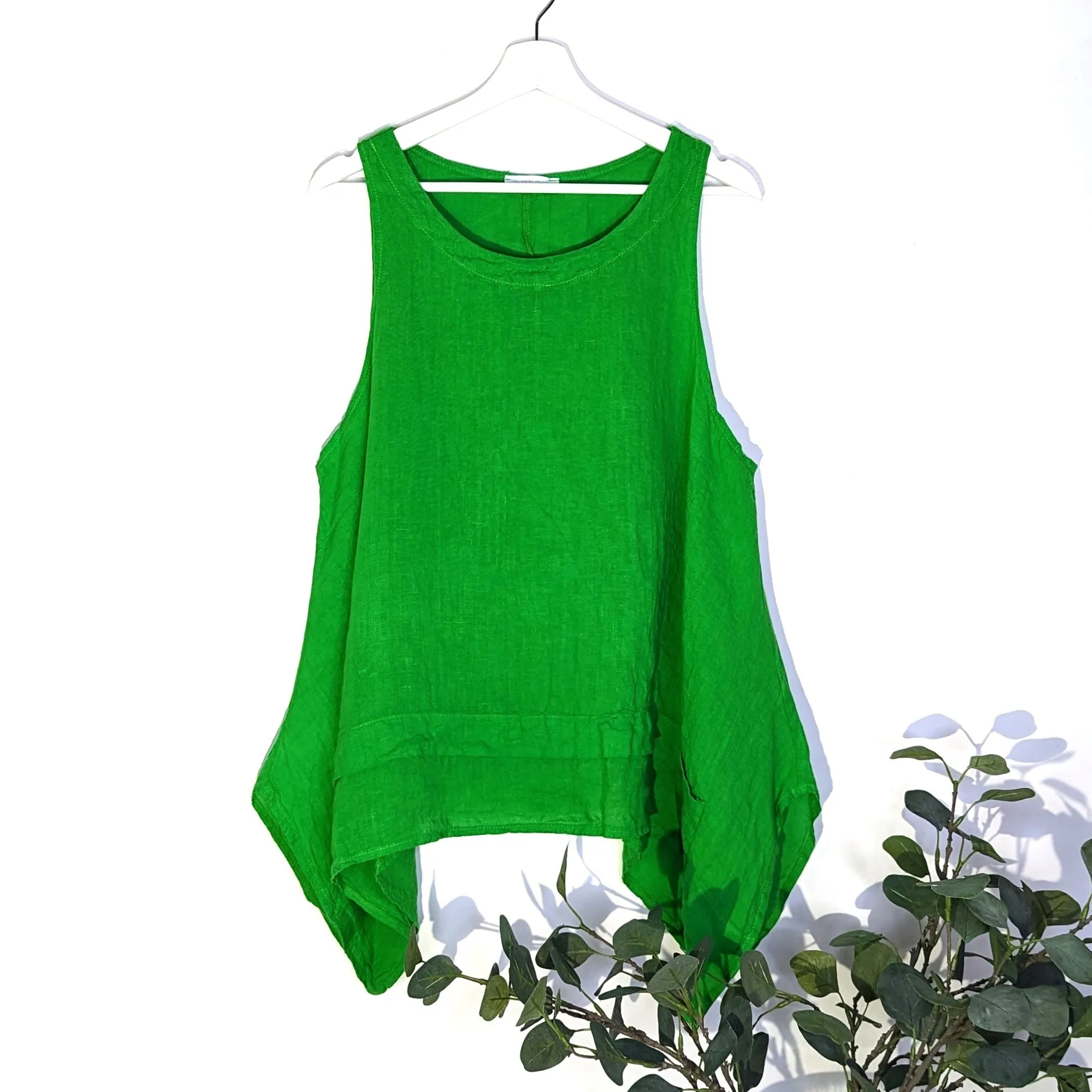 Flattering linen sleeveless trapeze top with little pocket (M-L)