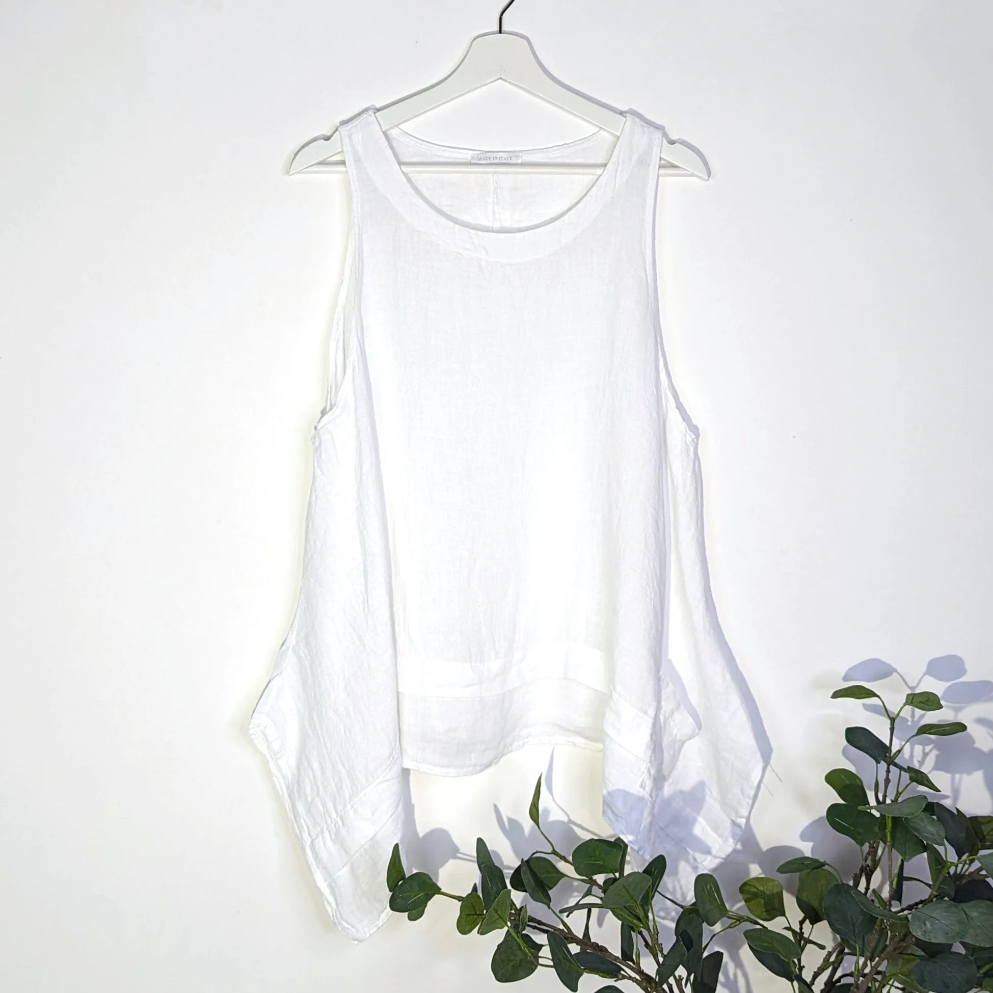 Flattering linen sleeveless trapeze top with little pocket (M-L)